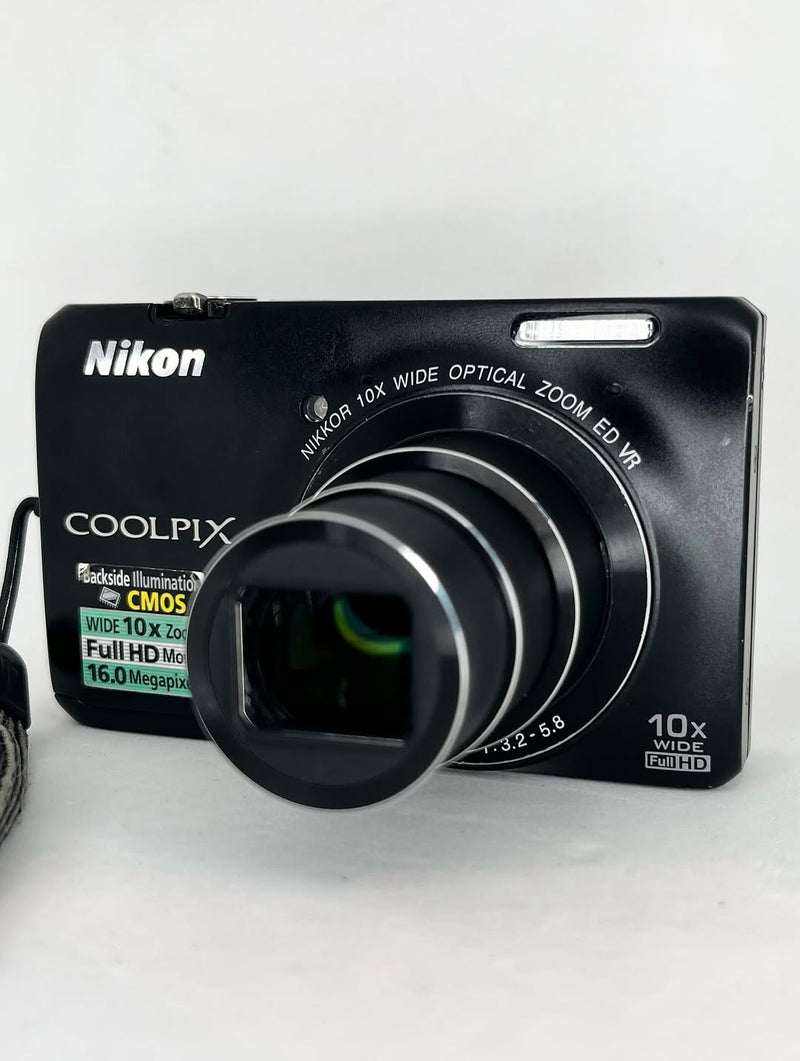 Nikon Coolpix S6300 com lente NIKKOR e 16.0mpx - Preta