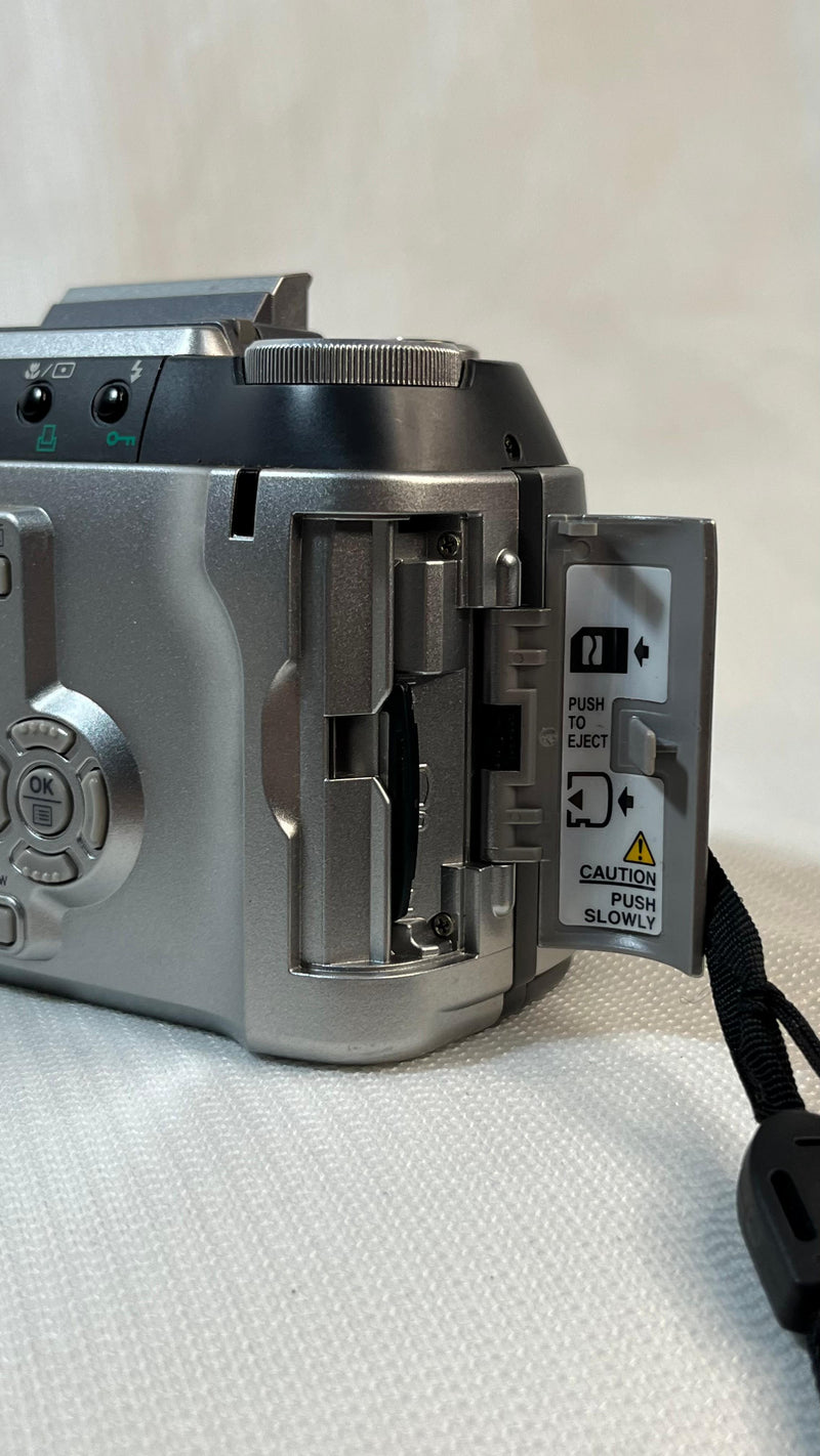 Olympus C-730 Ultra Zoom – 3.2MP Prata na Caixa
