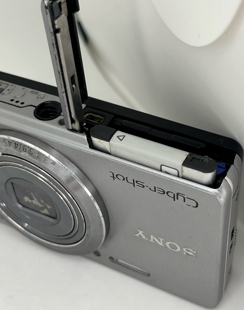 Sony CyberShot Linha G DSC-W690 16.1Mpx Prata